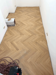 Laminált padló, parketta, aljzatkiegyenlítés, lépcső burkolás, szőnyegpadló