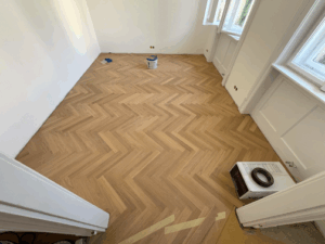 Laminált padló, parketta, aljzatkiegyenlítés, lépcső burkolás, szőnyegpadló